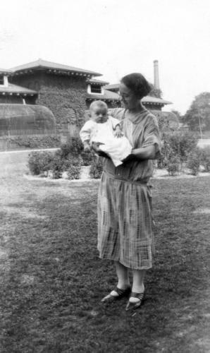 Anna Waag with Doris at Cleveland Zoo, 1925