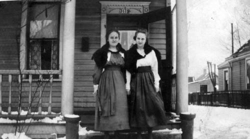 Anna and Henrietta Brauer at home 