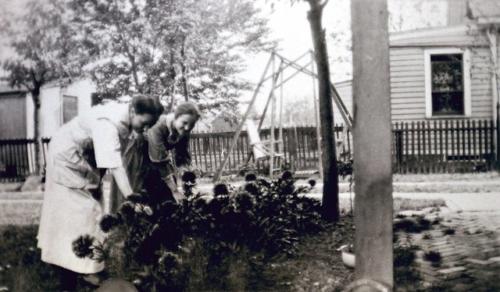 Sister and Anna Brauer in yard